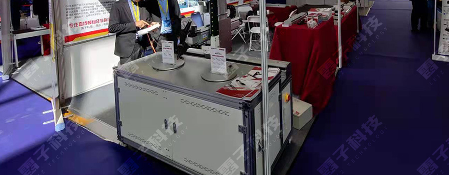 雷子科技展會(huì )上的五軸激光焊機